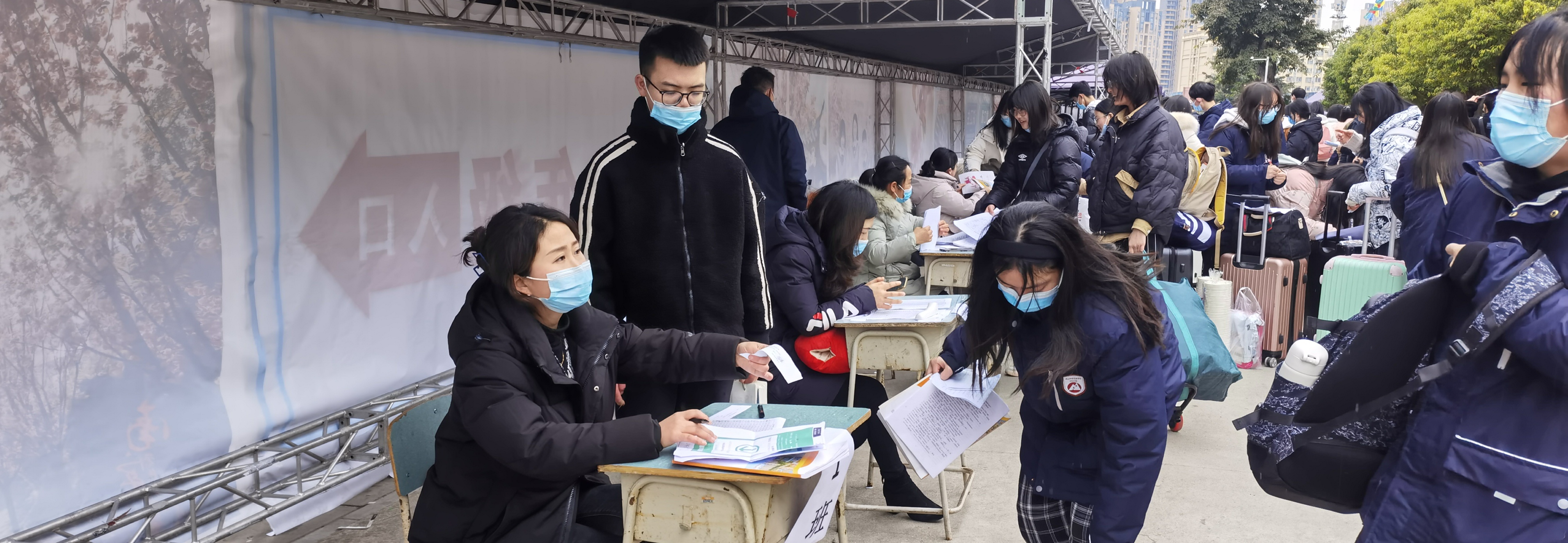 細(xì)雨連綿無斷絕， 腳步陣陣有回聲