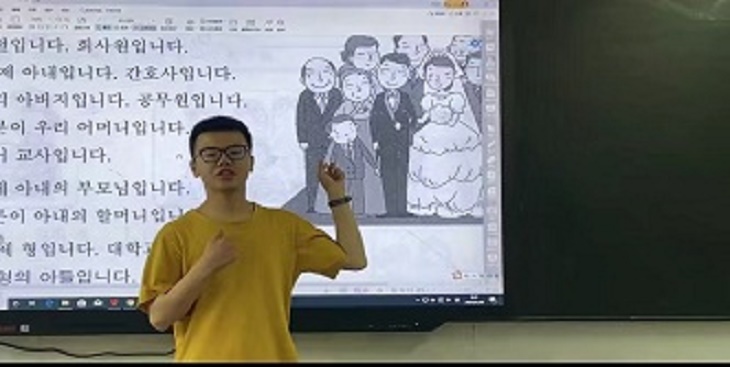 (韓語班學生進行個人韓語口語發(fā)表展示)