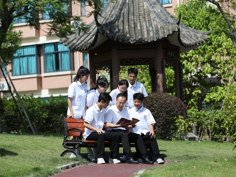 書記與學(xué)生2.JPG